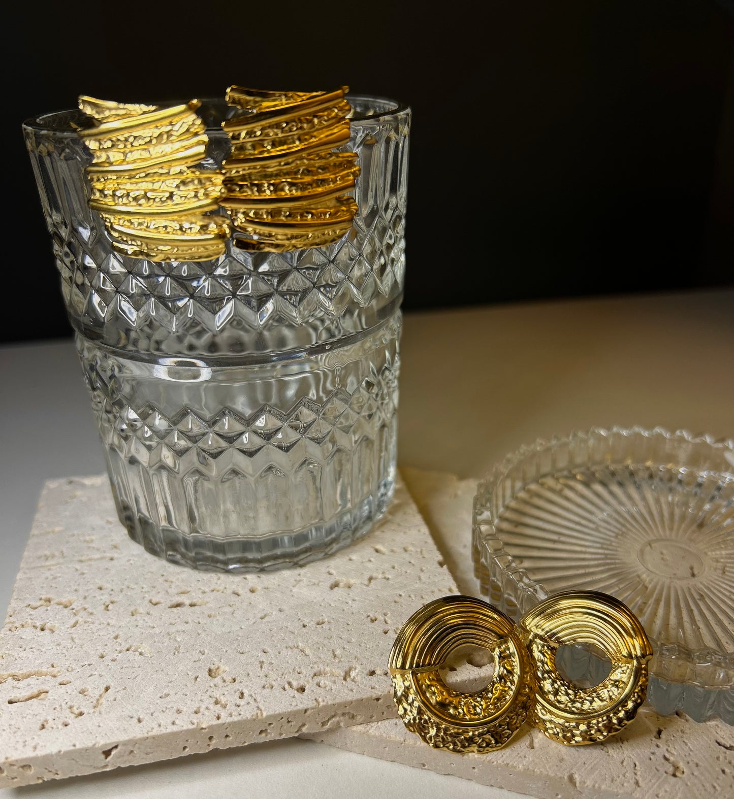 Structured round earrings