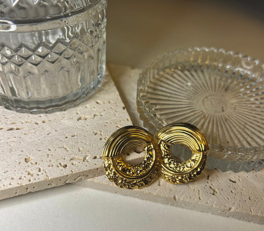 Structured round earrings